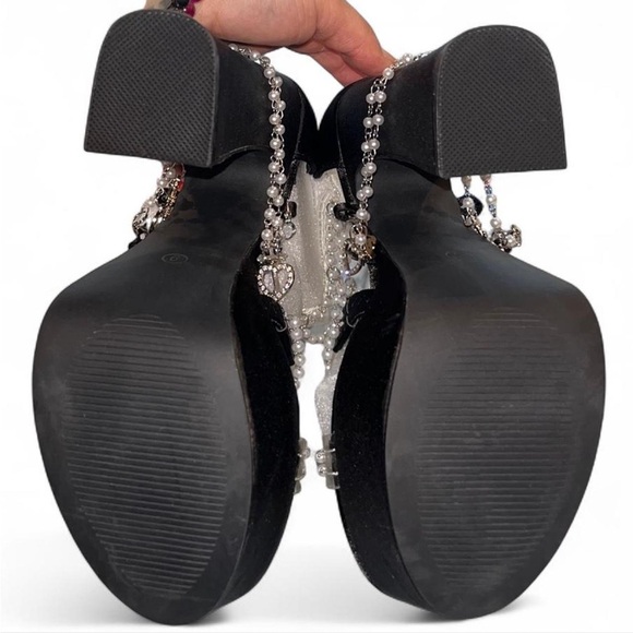 NWOB Sugar Thrillz Sz 9 Black Platform Heels with White Pearl Chains and Charms - Picture 8 of 8
